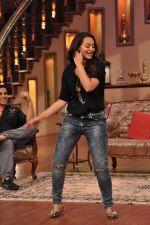Sonakshi Sinha promote Once upon a time in Mumbai Dobara on the sets of Comedy Nights with Kapil in Filmcity on 1st Aug 2013 (153).JPG